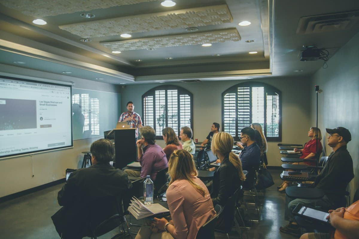 Une salle de cours avec des participants