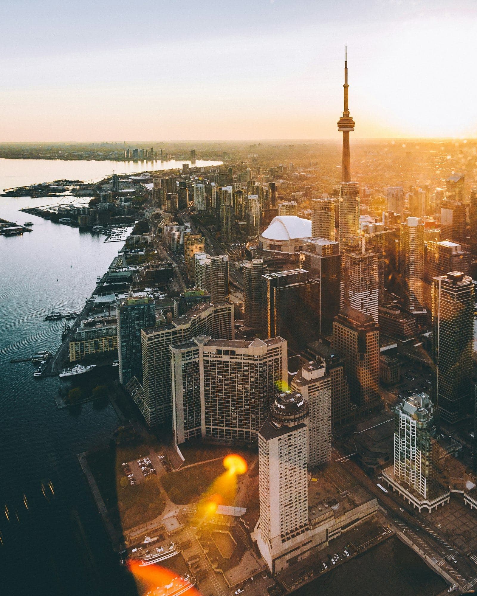 La tour CN et la ville de Toronto au coucher du soleil